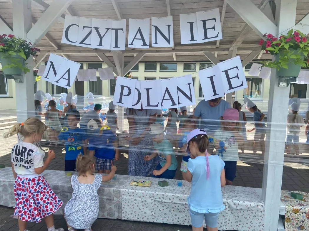 „SMERFOWE  CZYTANIE  NA  POLANIE”