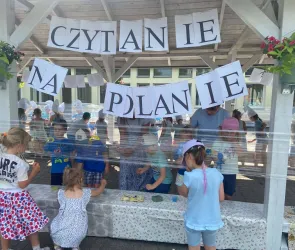 „SMERFOWE  CZYTANIE  NA  POLANIE”