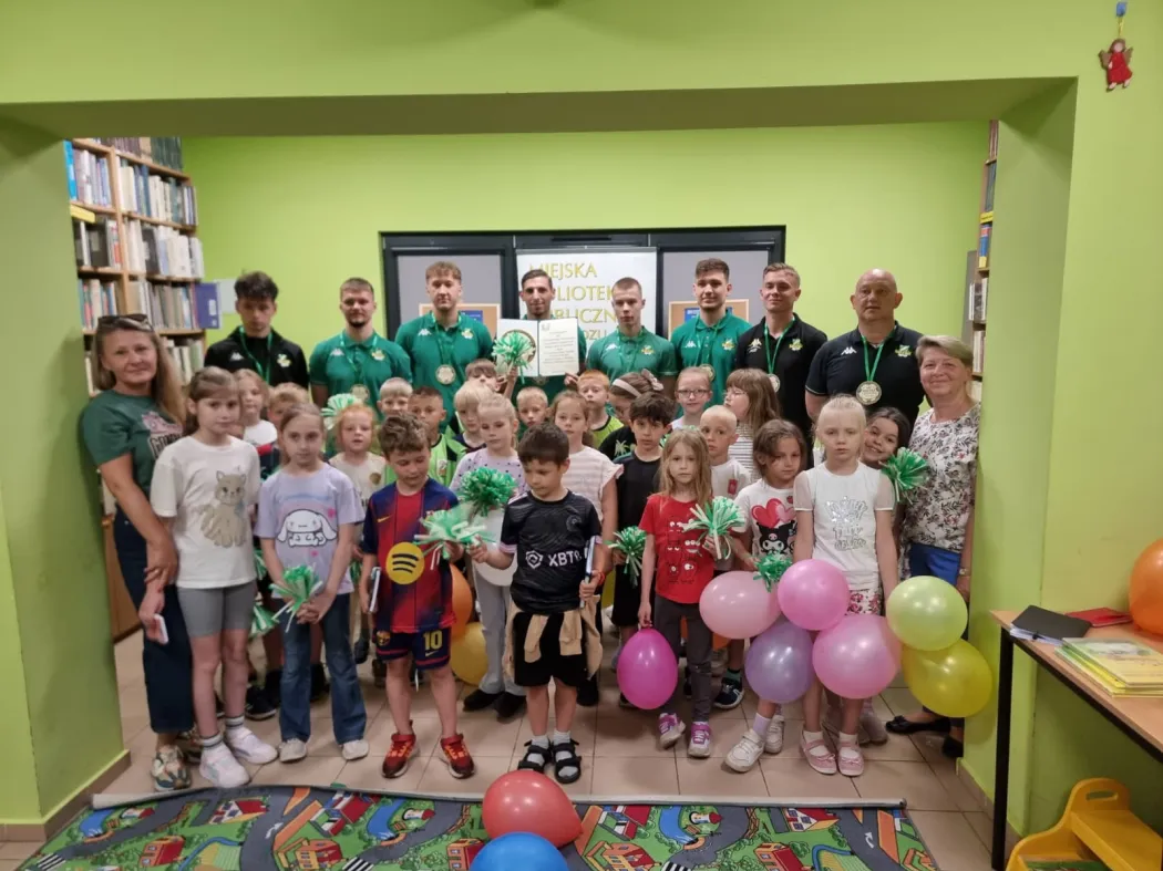 Piłkarze Warty Sieradz czytają dzieciom