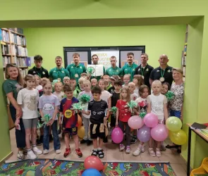 Piłkarze Warty Sieradz czytają dzieciom