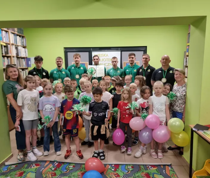 Piłkarze Warty Sieradz czytają dzieciom