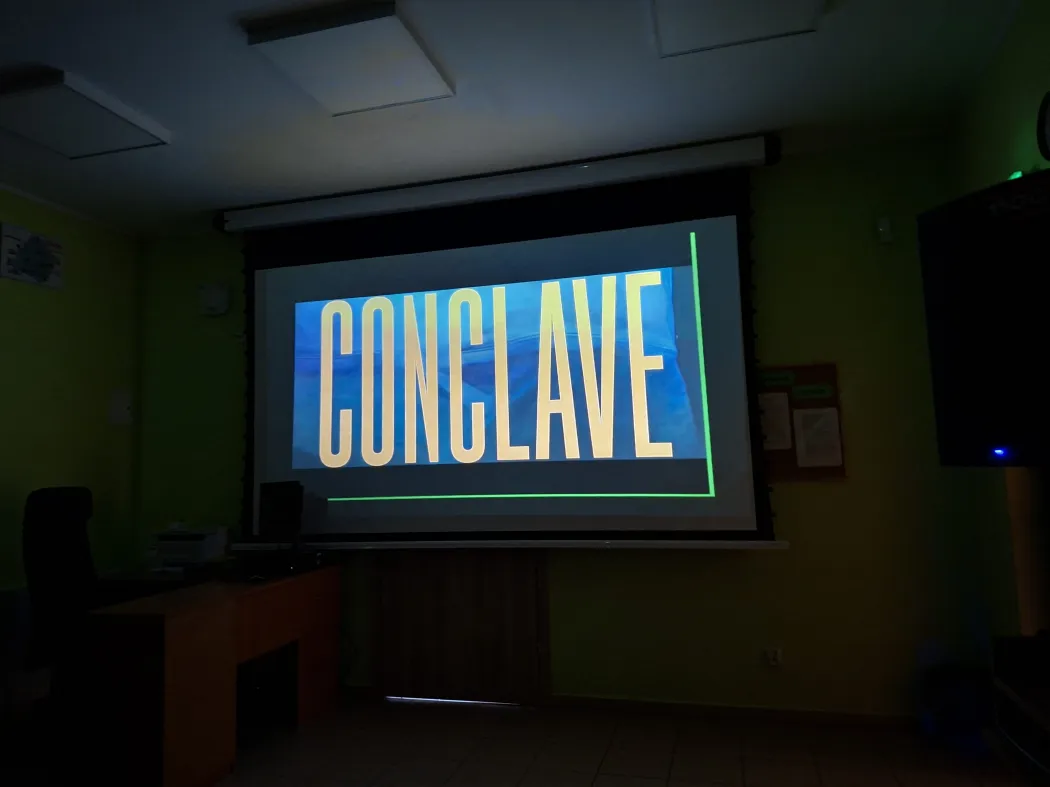 Projekcja filmu z audiodeskrypcją pt. „Konklawe”