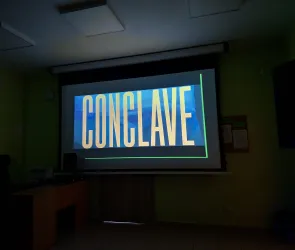 Projekcja filmu z audiodeskrypcją pt. „Konklawe”