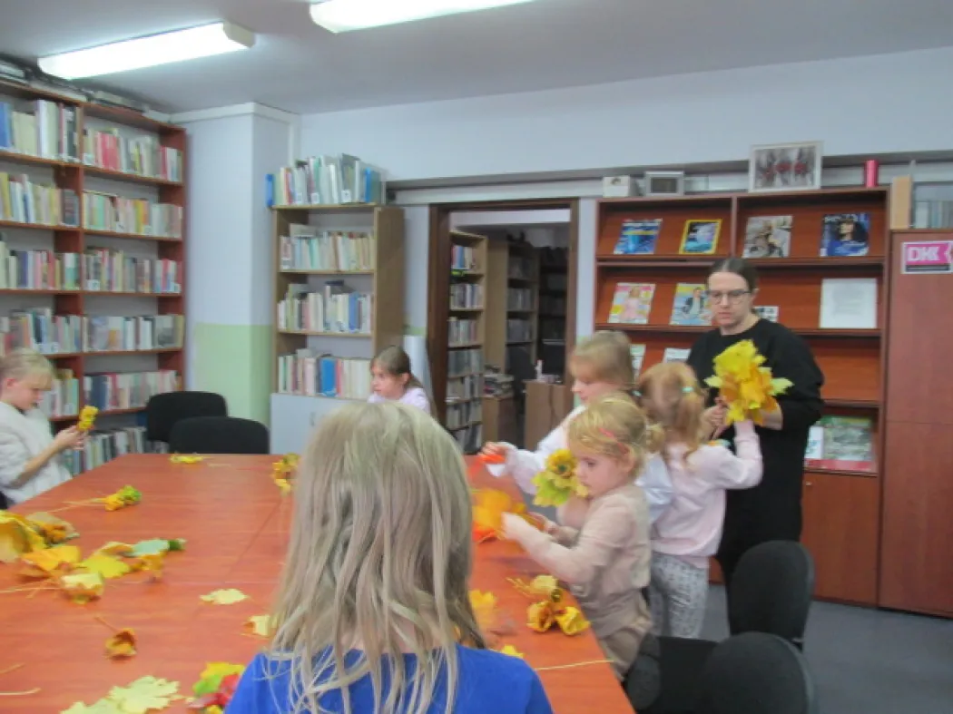 Kwiaty z jesiennych  liści w Filii nr 1