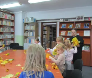 Kwiaty z jesiennych  liści w Filii nr 1