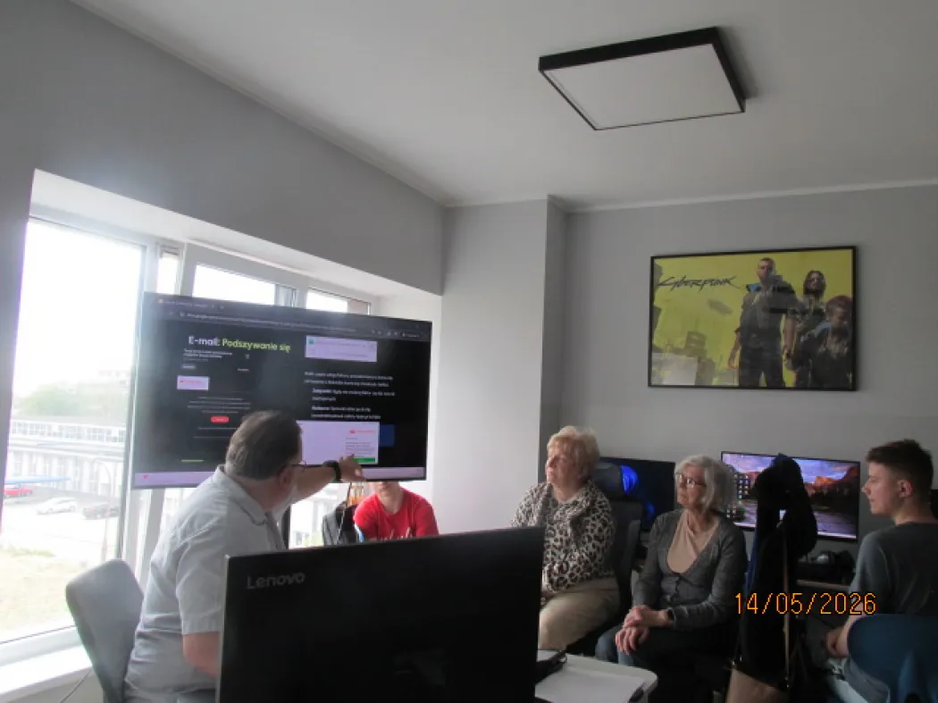 Spotkanie międzypokoleniowe Klubowiczów DKK przy Filii  nr 1 i młodzieży Technikum Informatyki Edukacji Innowacyjnej SEJ - warsztaty