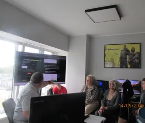 Spotkanie międzypokoleniowe Klubowiczów DKK przy Filii  nr 1 i młodzieży Technikum Informatyki Edukacji Innowacyjnej SEJ - warsztaty