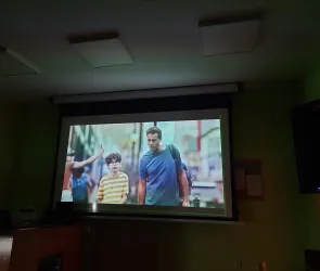 Projekcja filmu z audiodeskrypcją „Mój syn Ezra”