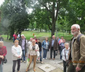 DKK  Śladami „Ukryte w kronice Sieradza” z Januszem Ziarnikiem – spotkanie autorskie w Parku Staromiejskim i Dworku Modrzewiowym